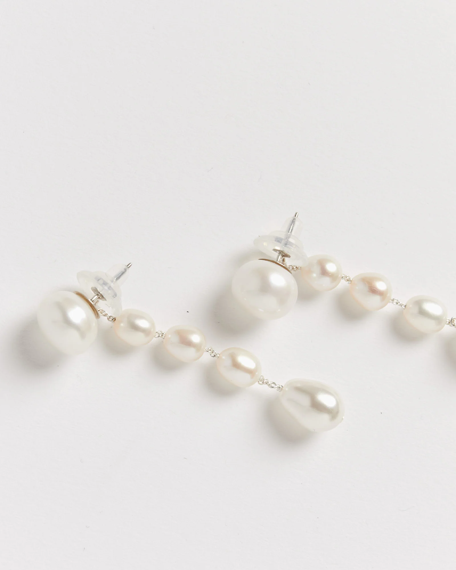 Small Passante Earrings in White Pearl - Image 3